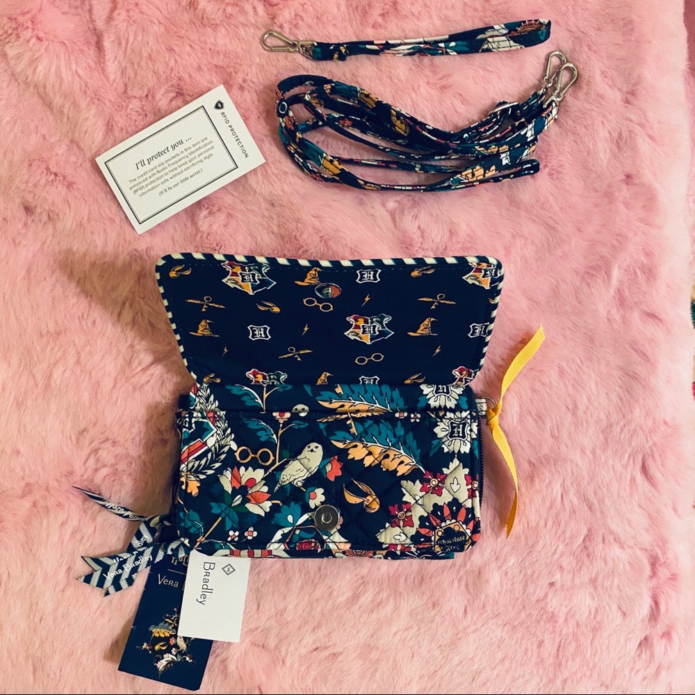 ⚡️Vera Bradley x Harry Potter⚡️ Wristlet/Crossbody - Picture 3 of 4